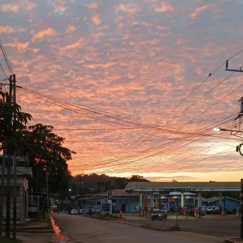 El cielo nublado de Nueva Guinea regala un espectáculo natural inolvidable.